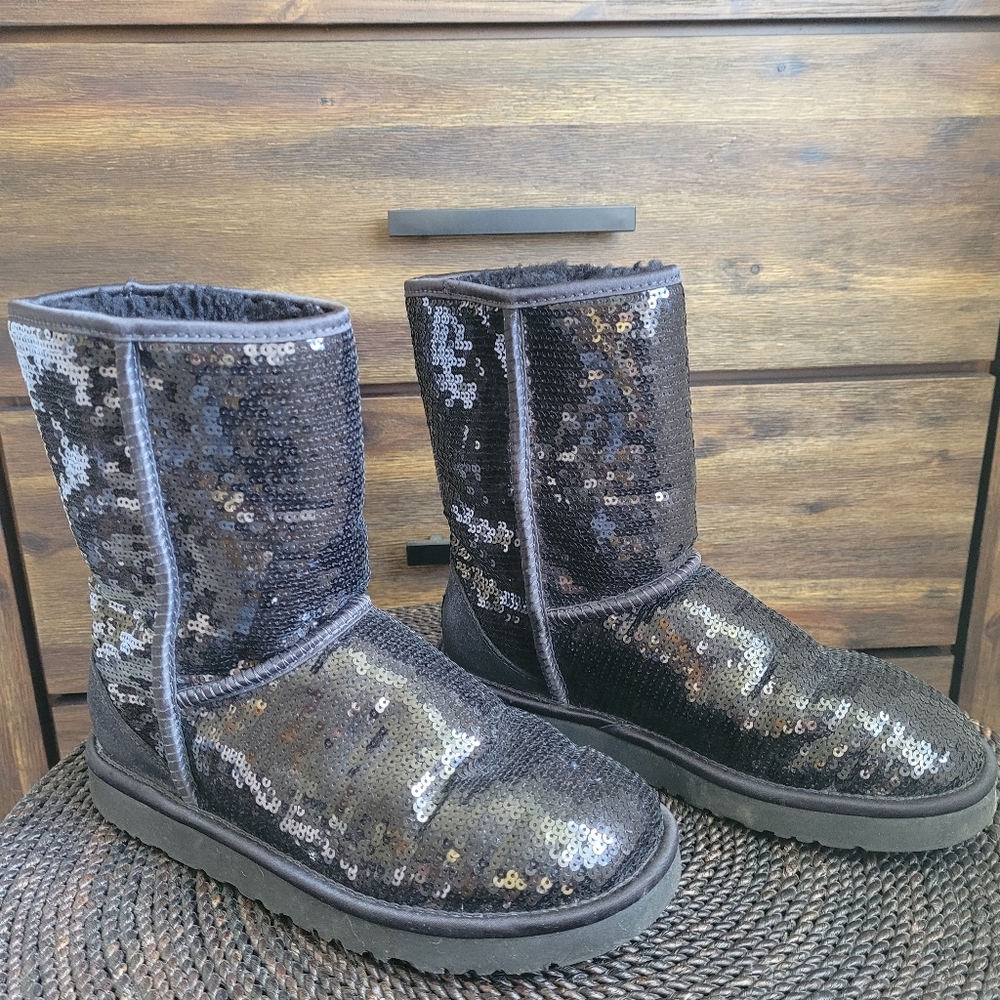 UGG Boots - Picture 3 of 7